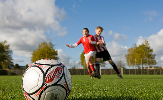 Billede af drenge der spiller fodbold